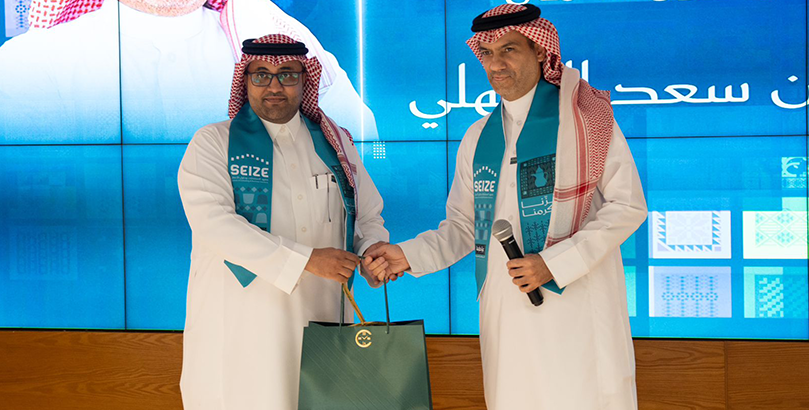 عميد المعهد د. فهد السهلي يكرّم القنيعان والمشوح تقديرا لجهودهم المتميزة